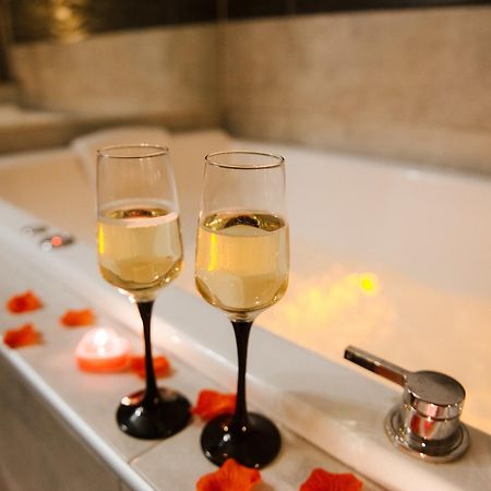 La Suite Romantique Avec Jacuzzi Au Coeur De 佩皮尼昂 外观 照片