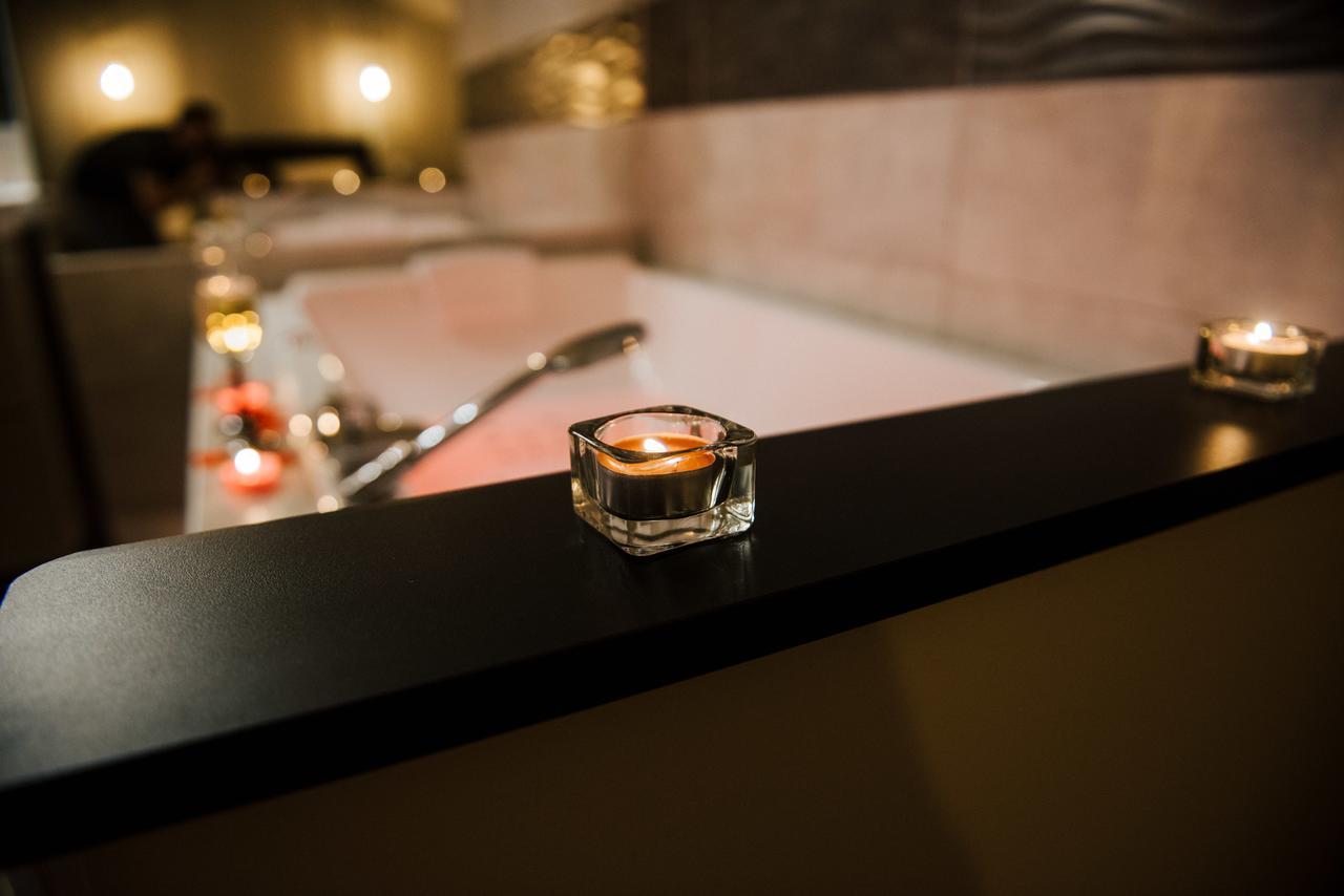 La Suite Romantique Avec Jacuzzi Au Coeur De 佩皮尼昂 外观 照片