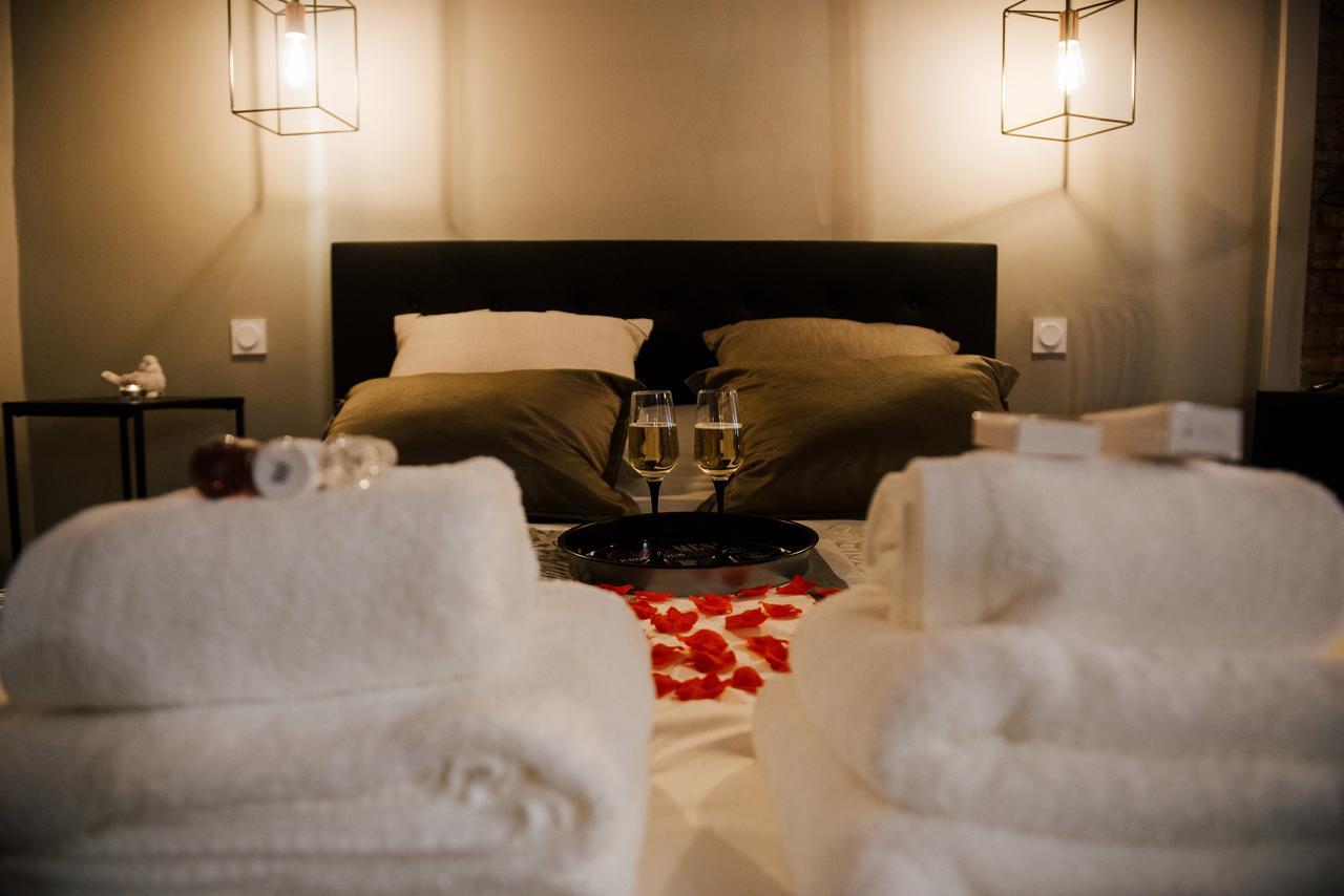 La Suite Romantique Avec Jacuzzi Au Coeur De 佩皮尼昂 外观 照片