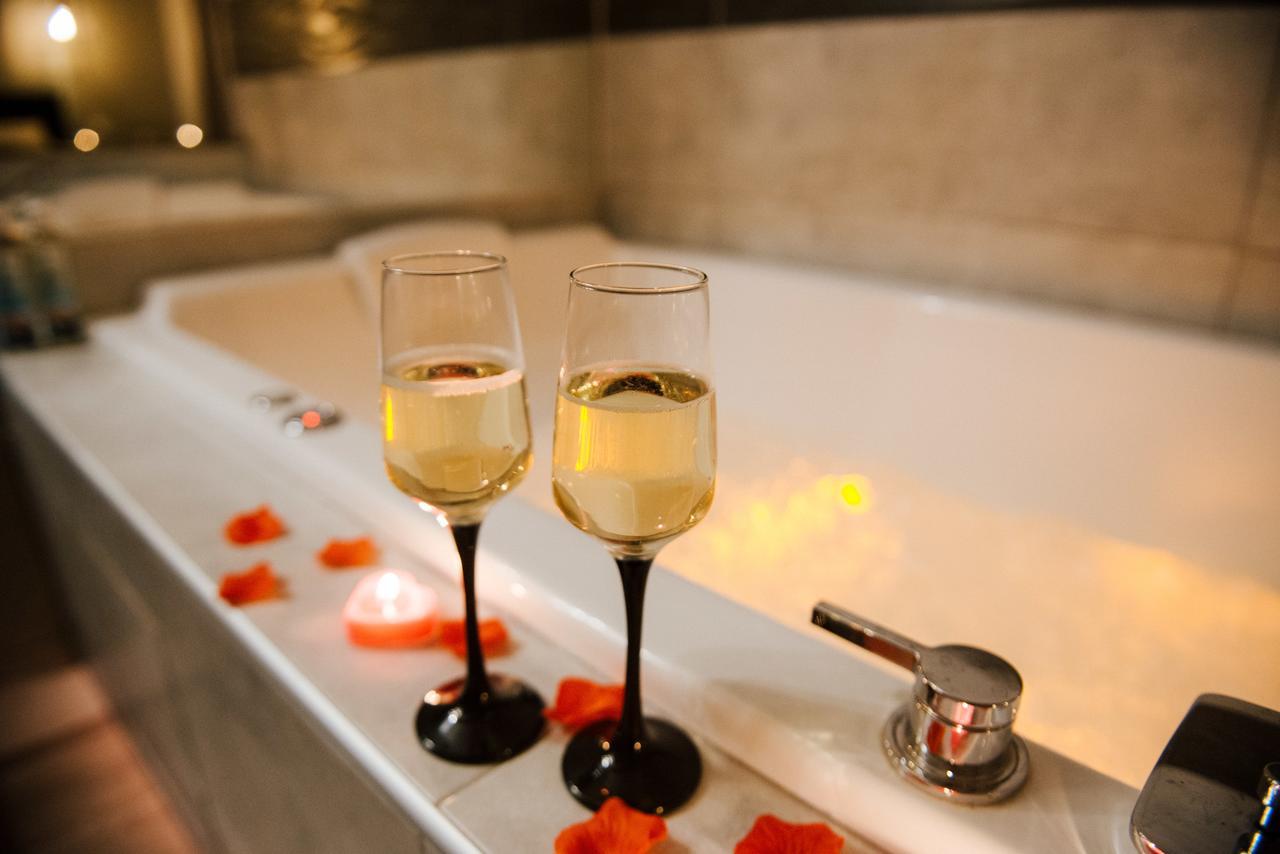 La Suite Romantique Avec Jacuzzi Au Coeur De 佩皮尼昂 外观 照片