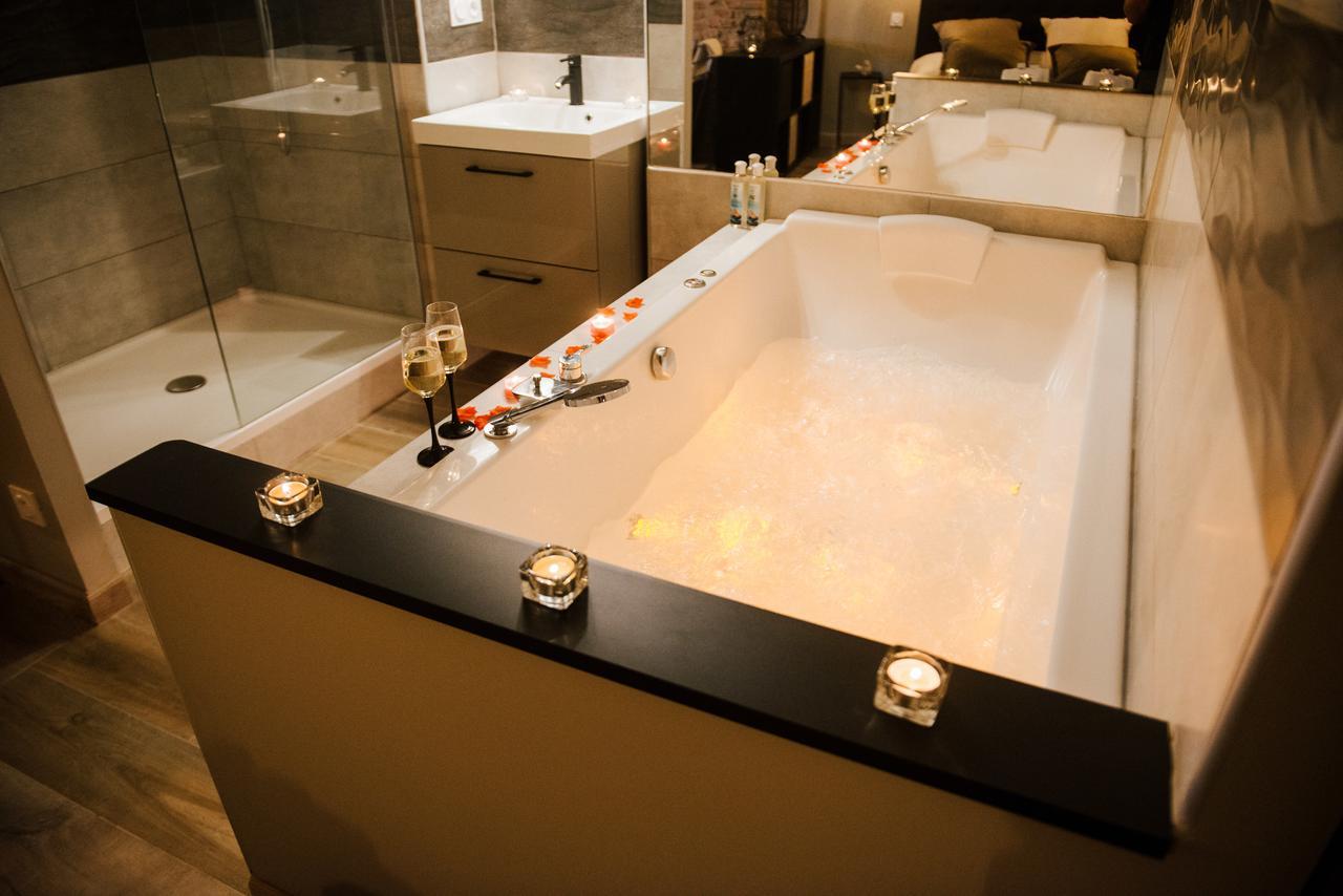 La Suite Romantique Avec Jacuzzi Au Coeur De 佩皮尼昂 外观 照片